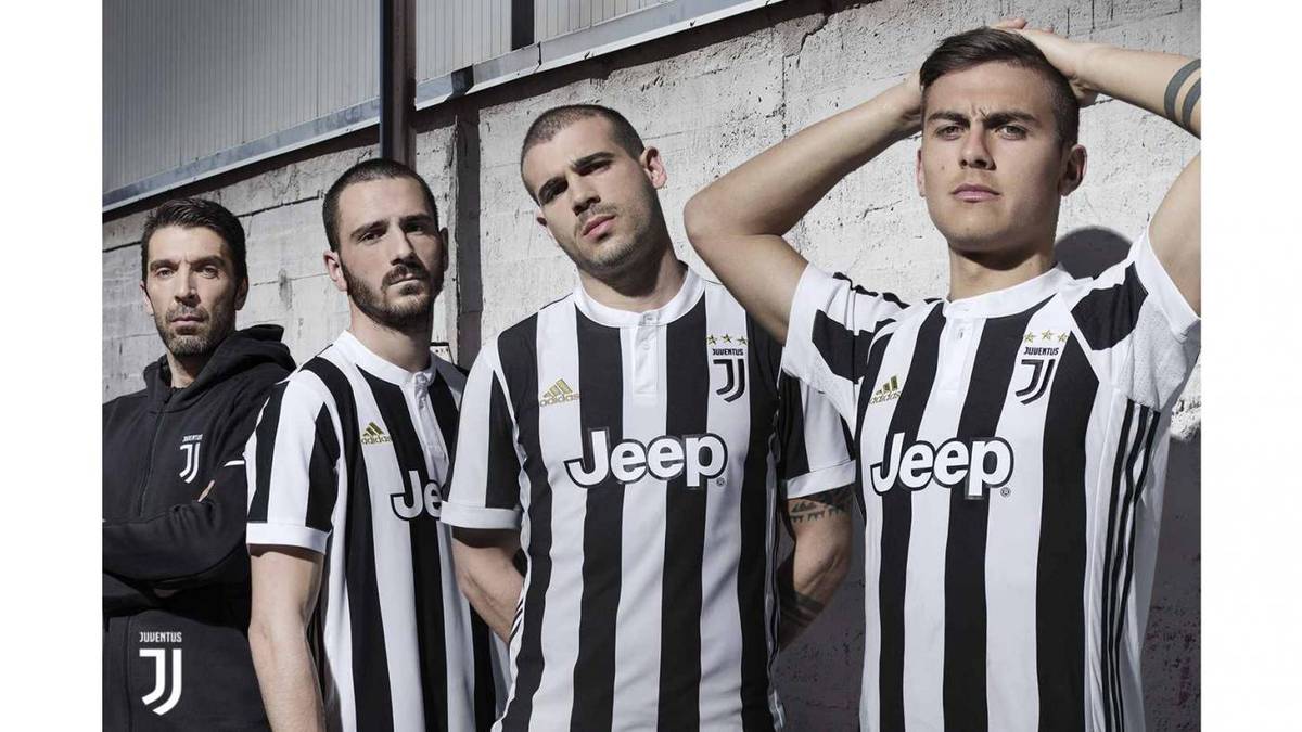 Lässiger geht's nicht: Paolo Dybala, Gianluigi Buffon und Co. präsentieren die neuen Juve-Trikots für die kommende Spielzeit