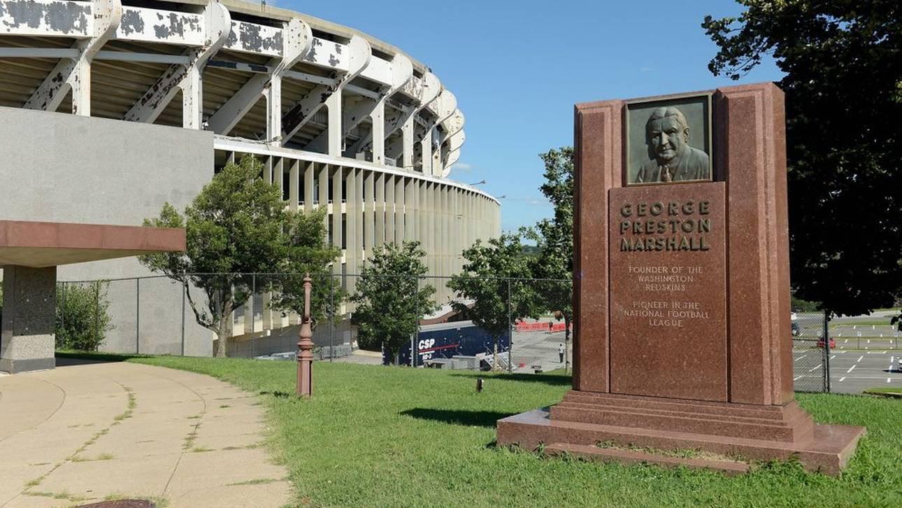 Jahrelang wurde mit dieser Gedenktafel vor dem Stadion an George Preston Marshall gedacht