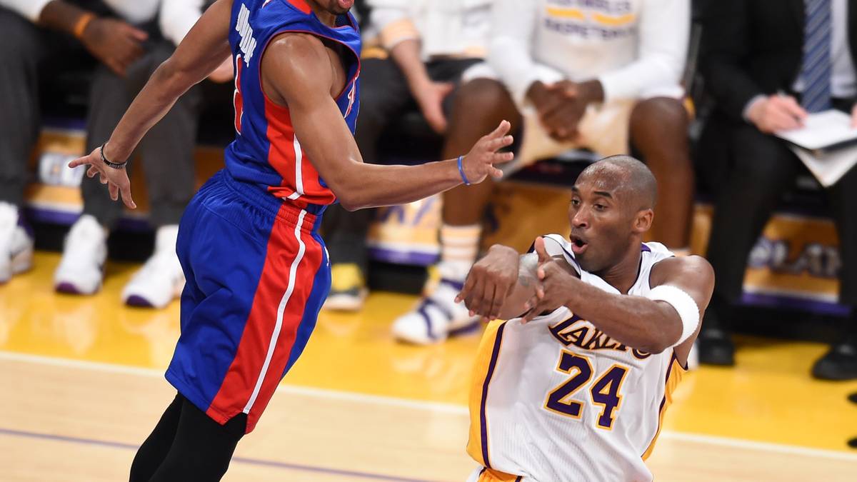 Auf der Suche nach dem Ball ist auch Spencer Dinwiddie von den Detroit Pistons.  Kobe Bryant lässt den Youngster aussteigen und findet den freien Mann