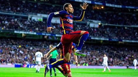 Neymar springt beim Jubeln