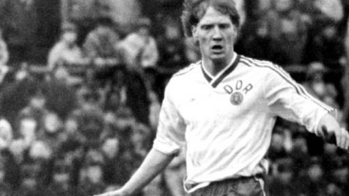 1986 feiert er mit dem U-18-Europameister-Titel seinen ersten internationalen Erfolg. Sein Debüt in der A-Nationalmannschaft gibt er am 19. November 1986 beim 0:0 gegen Schweden. Beim letzten Spiel der DDR-Auswahl führt er die Mannschaft als Kapitän auf das Feld - und verewigt sich mit seinen zwei Treffern zum 2:0-Sieg gegen Belgien als letzter Torschütze der DDR