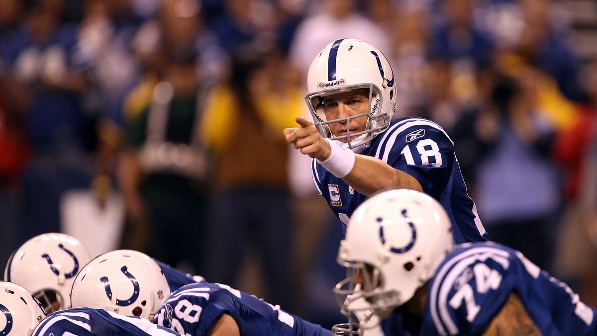 PLATZ 3 - PEYTON MANNING: In dieser Pose kennt man das Mastermind der NFL. Peyton Mannings Spezialität war es, die Defense des Gegners zu lesen und darauf zu reagieren. Bei den Indianapolis Colts wird er zum Star - bei den Broncos zur Legende. 2007 verhilft er den Colts zum zweiten Super Bowl in der Teamhistorie