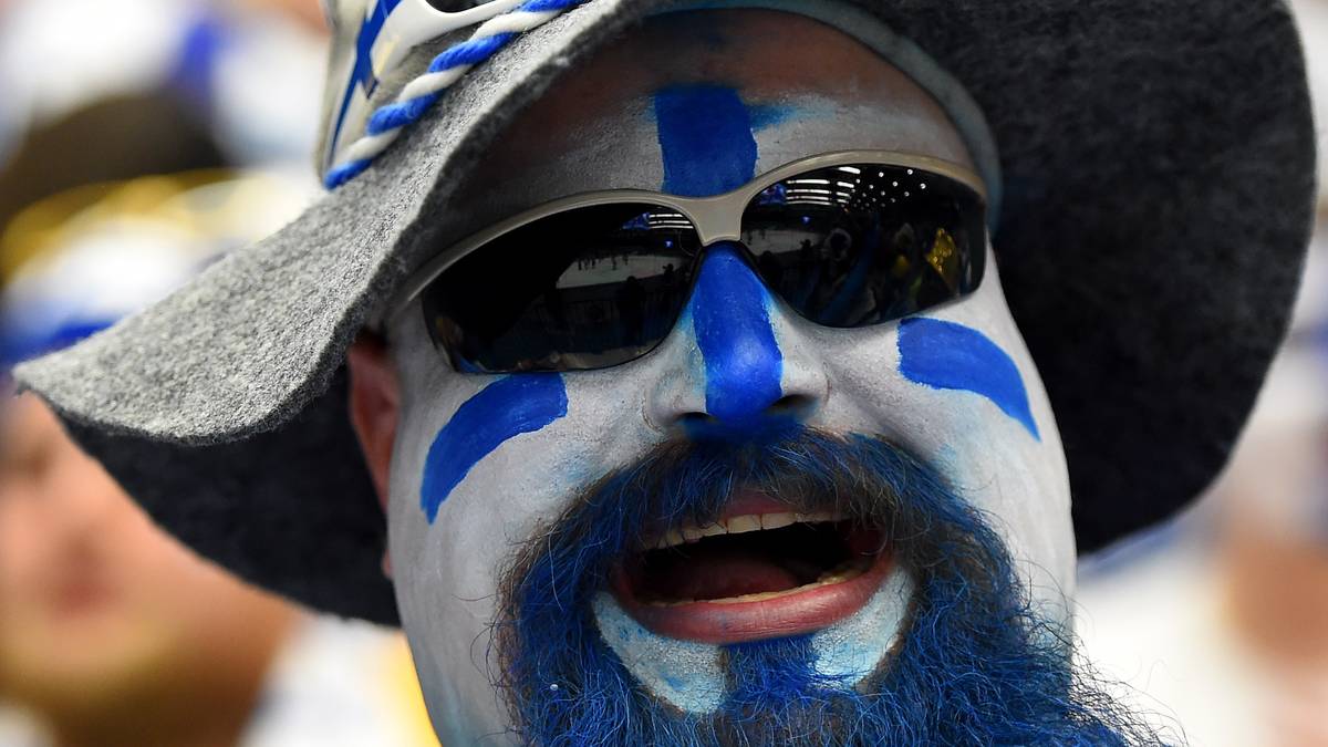 Aber auch mit Hut feuern die Finnen ihre Landsleute an