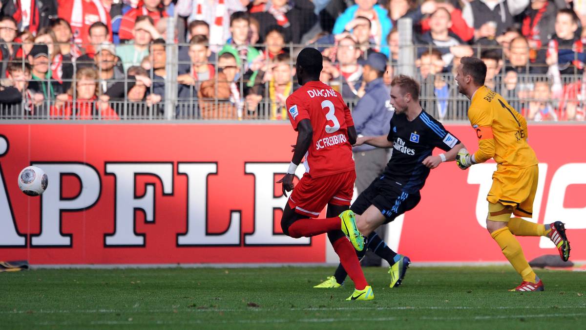 Bei einem langen Ball, der Maximilan Beister direkt vor die Füße springt, verschätzt sich Baumann. Hamburgs Angreifer hat keine Probleme, die 1:0-Führung für die Gäste zu erzielen
