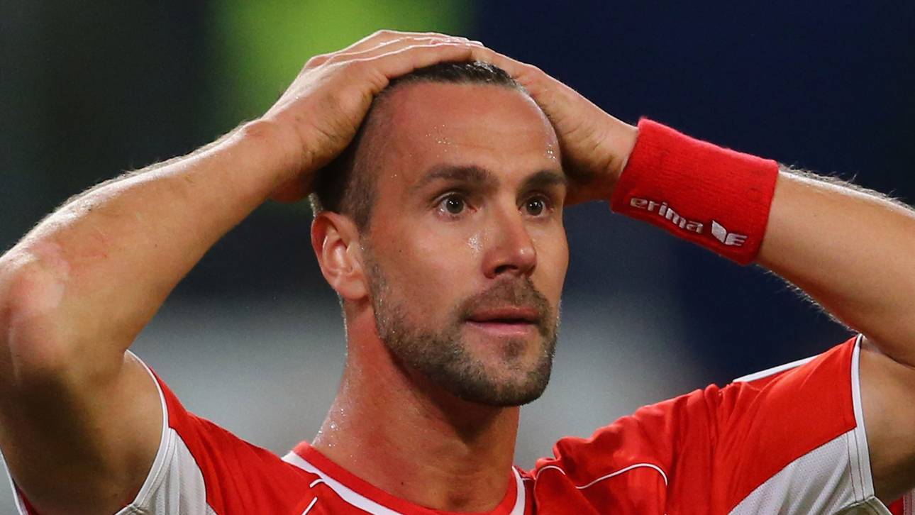 Gegenspieler beißt Ex-Bayern-Profi