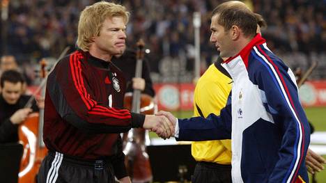 Oliver Kahn (l.) und Zinedine Zidane standen sich zu aktiven Zeiten des Öfteren gegenüber