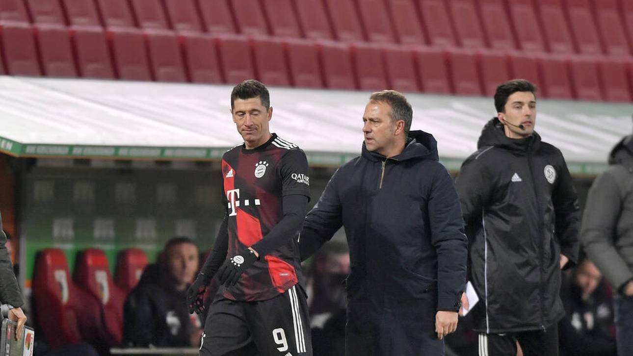 Robert Lewandowski (L) wurde von Bayern-Coach Hansi Flick ungewöhnlich früh ausgewechselt.