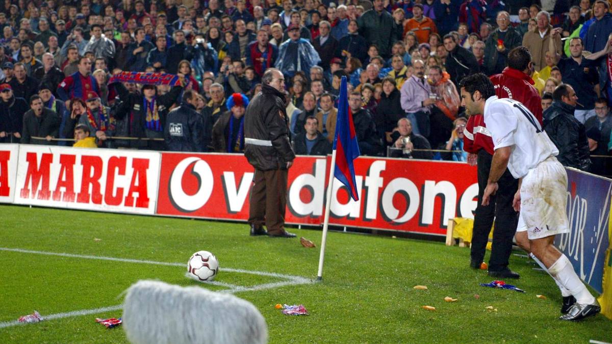 Figo wurde nicht nur mit Flaschen oder Münzen, sondern auch mit einem Schweinskopf beworfen. Das Spiel, ein trostloses 0:0, musste aufgrund weiterer Ausschreitungen zwischenzeitlich eine Viertelstunde lang unterbrochen werden. "Das war ein Derby der Schande", urteilte die Sportzeitung "Marca" über jenen Clasico