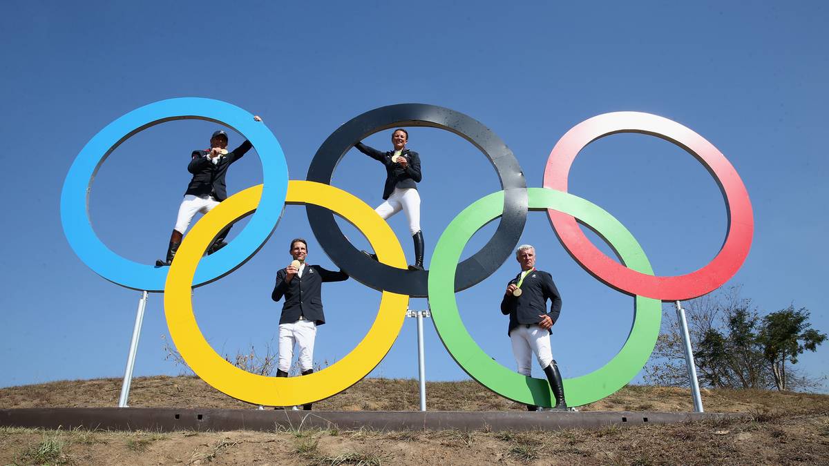 Vier Olympiasieger in den fünf Olympischen Ringen. Die französische Reit-Equipe posiert mit den Goldmedaillen