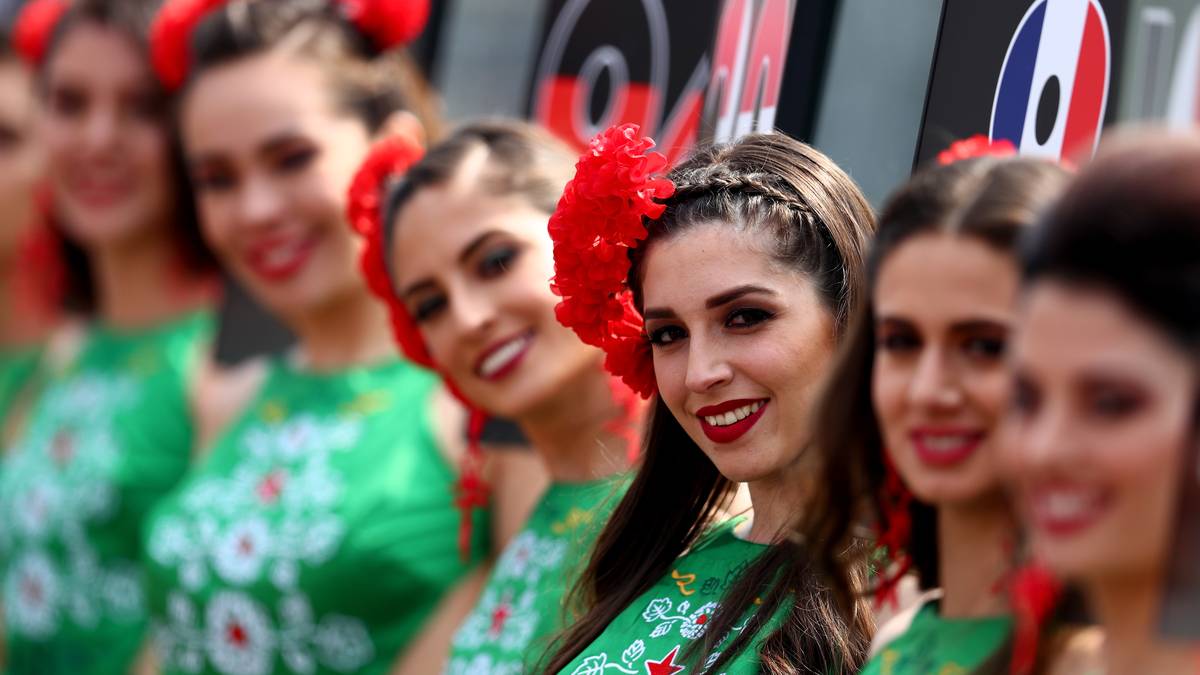 Mexiko (Formel 1): Bitte aufstellen zum Mannschaftsfoto. Die Grid Girls aus Mexiko kommen so sympathisch daher