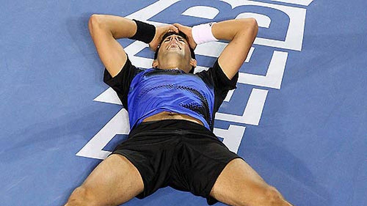 Am 27. Januar 2008 gelingt Djokovic mit dem Sieg bei den Australian Open sein erster Grand-Slam-Triumph. Er ist damit der erste Serbe, der einen Herren-Grand-Slam-Titel gewinnt und mit 20 Jahren auch der jüngste Gewinner der Australian Open überhaupt