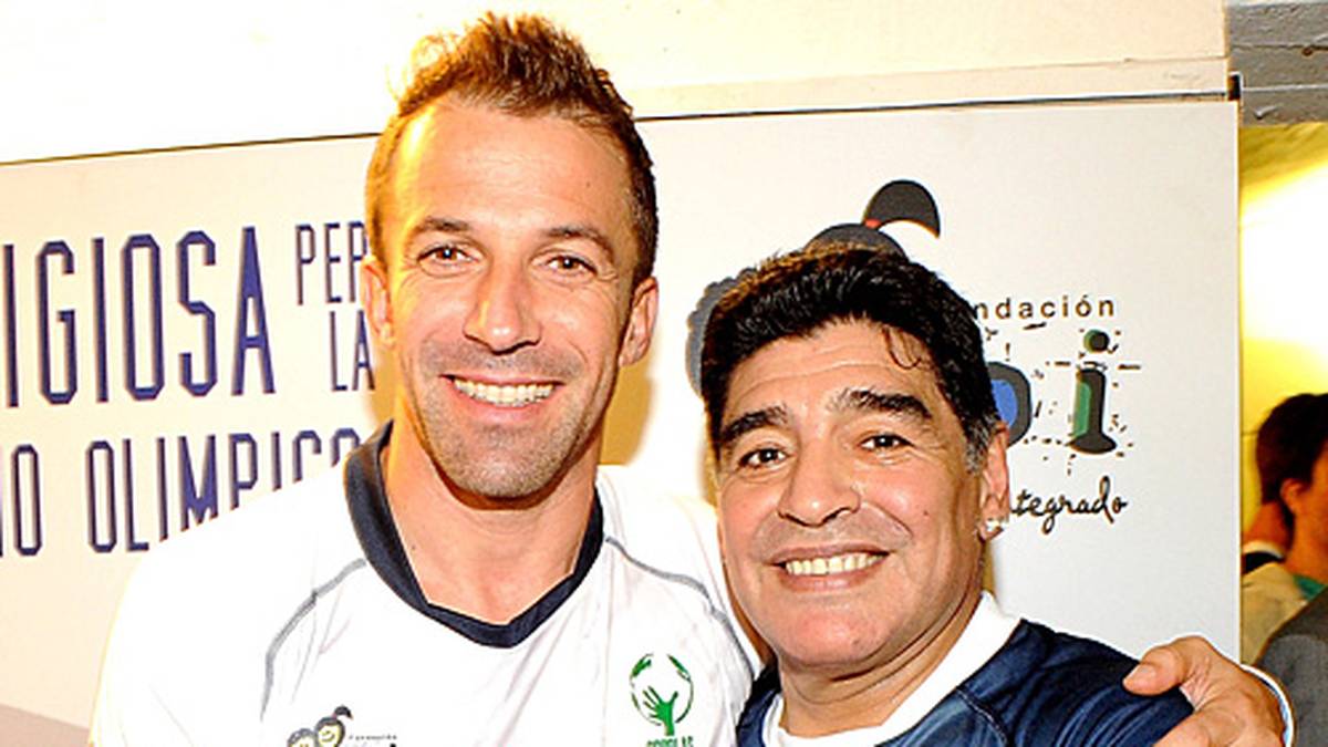 Der Star bei den Delhi Dynamos heißt Alessandro del Piero (l. im Bild mit Diego Maradona). Der Italiener ist kurz vor seinem 40. Geburtstag noch mal zum Weltenbummler geworden. Nach zwei Jahren beim australischen Klub FC Sydney spielt del Piero nun in Indien