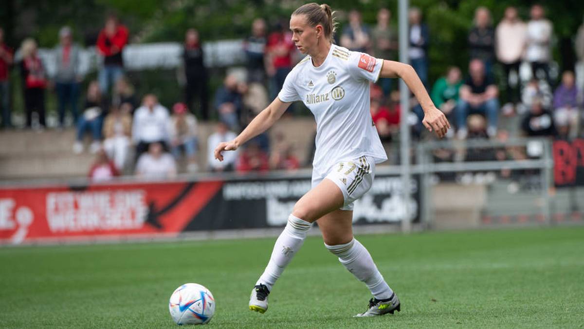 Klara Bühl ist 22 Jahre alt und spielt beim FC Bayern München. Bislang absolvierte sie 35 Länderspiele und schoss 14 Tore.  Mit der Nationalmannschaft kam sie 2022 ins EM-Finale