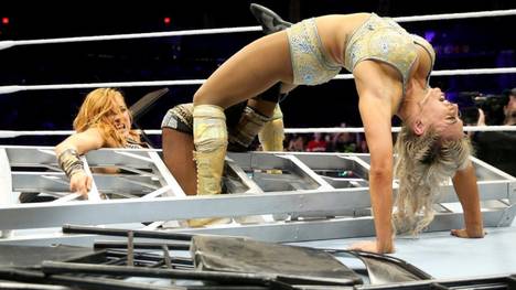 Charlotte Flair (r.) und Becky Lynch trafen in einem Last Woman Standing Match aufeinander