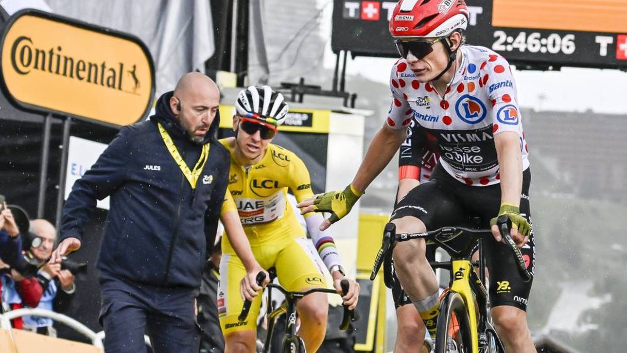 Schrecksekunde! Helfer rammt Pogacar