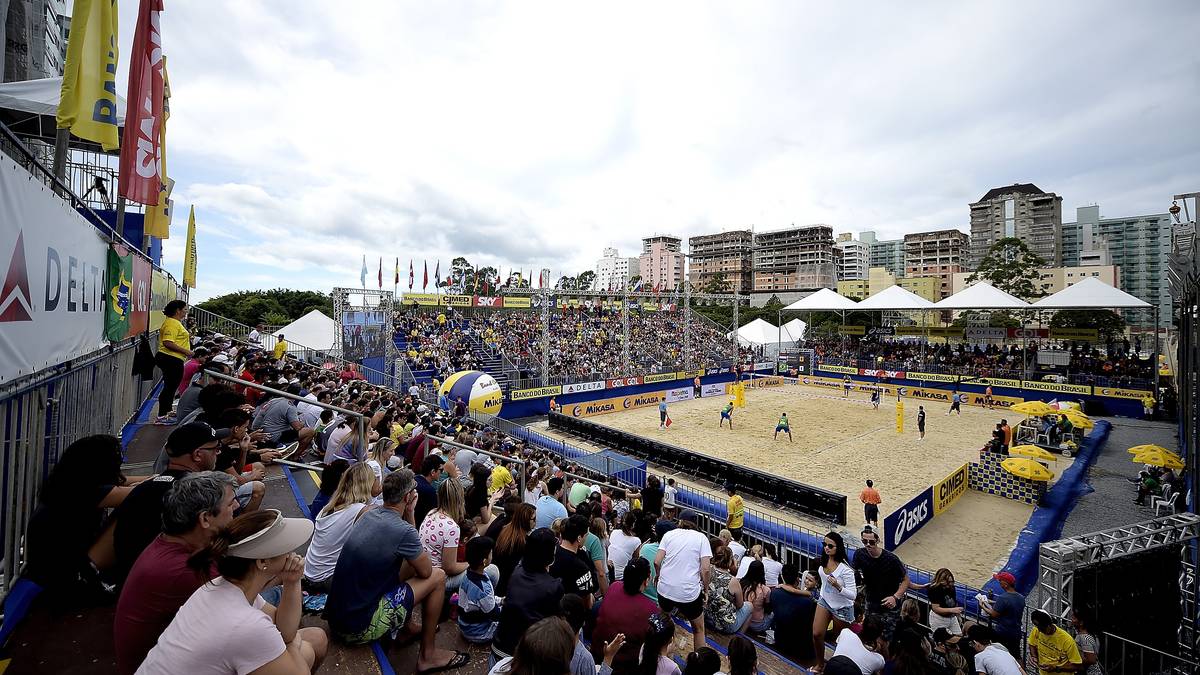 Die wichtigste Turnierserie im Kalender der Beachvolleyballer ist die FIVB World Tour, bei der von Anfang Januar bis Mitte November Turniere auf der ganzen Welt stattfinden. So stehen unter anderem gleich zwei Turniere in Brasilien (Bild) auf dem Programm