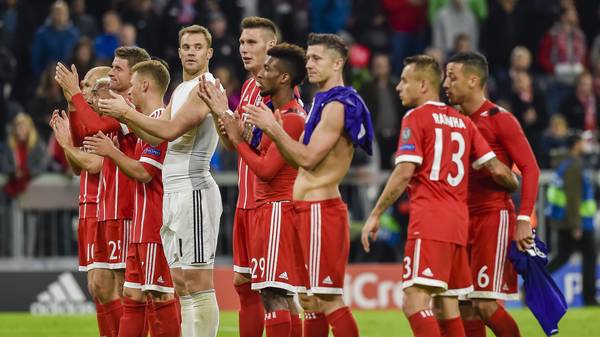 Bayern-Stars applaudieren nach dem Sieg gegen Anderlecht ihren Fans