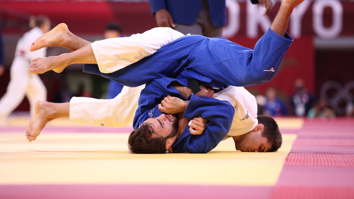 Der algerische Judoka Fethi Nourine (blauer Anzug) zieht von den Wettkämpfen zurück, weil er in der zweiten Runde auf einen Israeli hätte treffen können