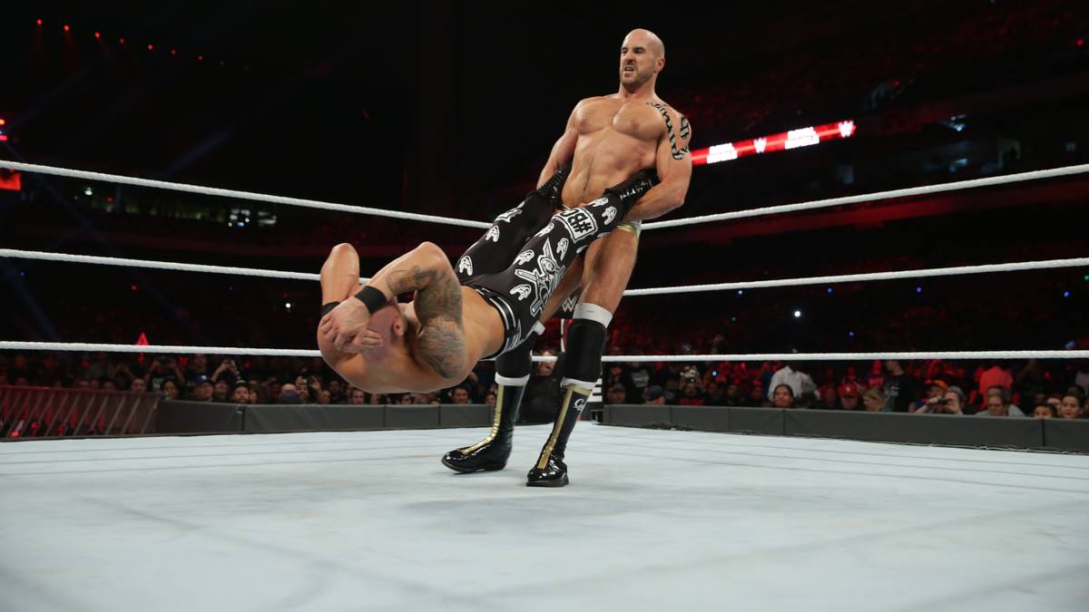 Am Freitag noch zu Gast in der SPORT1-Redaktion, nun wieder am schwingen: Der Schweizer Cesaro verteidigt mit seinem Partner Sheamus die Tag Team Titel des RAW-Kaders