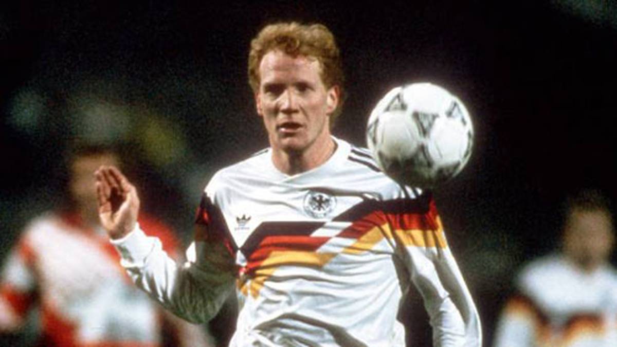 Am 19. Dezember 1990 läuft der gebürtige Dresdner als erster DDR-Nationalspieler im DFB-Dress auf. Das Spiel gewinnt Deutschland mit 4:0 gegen die Schweiz. Auch in Stuttgart entwickelt er sich zu einer wichtigen Stütze und feiert 1992 mit den Schwaben die deutsche Meisterschaft