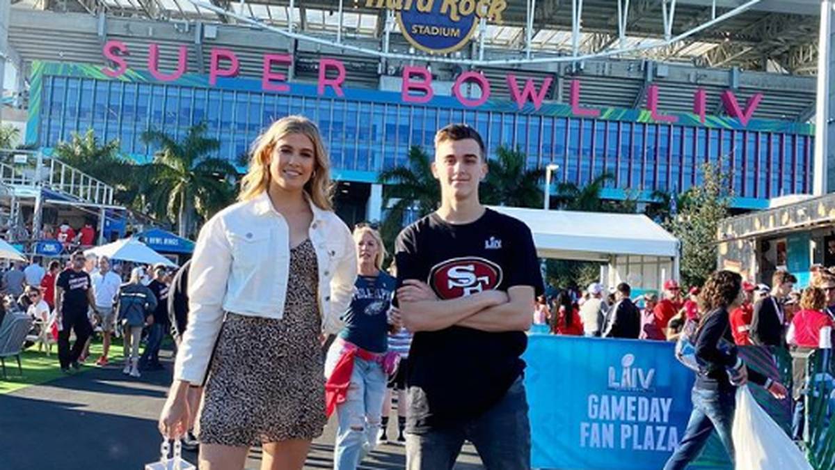 ... sondern wurde von einem Mann begleitet. Dieser war allerdings kein neues Super-Bowl-Date, sondern ihr 21 Jahre alte Bruder William. 