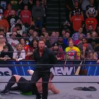In einer actionreichen Episode von AEW Dynamite holt sich Samoa Joe seinen TNT-Titel zurück, wird dann aber böse überrascht. Der Ex-Partner von WWE-Star Gunther gibt ein Gastspiel.