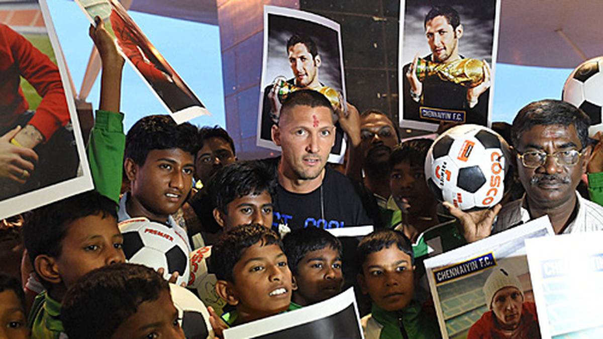 Auch die Chennai Titans haben einen italienischen Weltmeister auf der Gehaltliste. Erkennen Sie den Mann, der von indischen Fans umlagert wird?