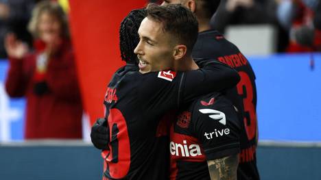 Alejandro Grimaldo von Bundesliga-Spitzenreiter Bayer Leverkusen heizt mit einer „Liebeserklärung“ an Real Madrid die Gerüchteküche an.