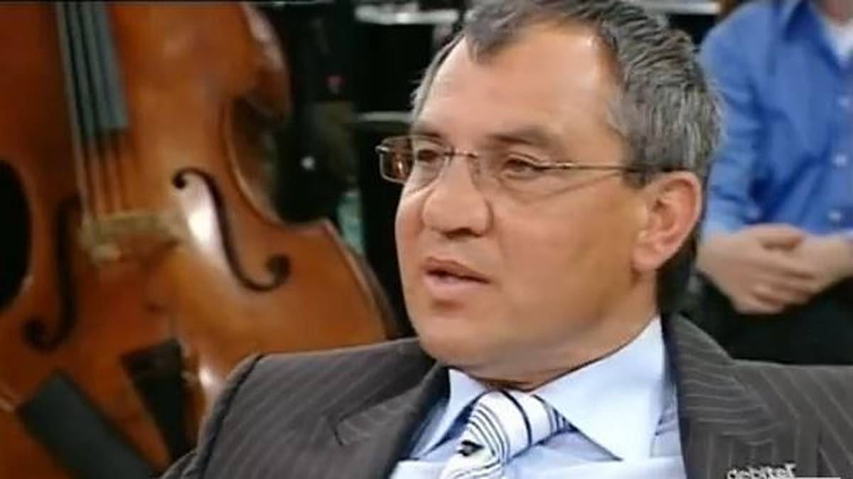 Felix Magath: "Die Spieler bestimmen, was gemacht wird - nicht ich. Ich als Trainer reagiere auf die Spieler, was die mir anbieten. Wenn wir die ganze Woche in der Nase bohren und am Wochenende dann jeden Gegner schlagen - ja dann bohren wir die ganze Woche in der Nase. Ist doch klar!"