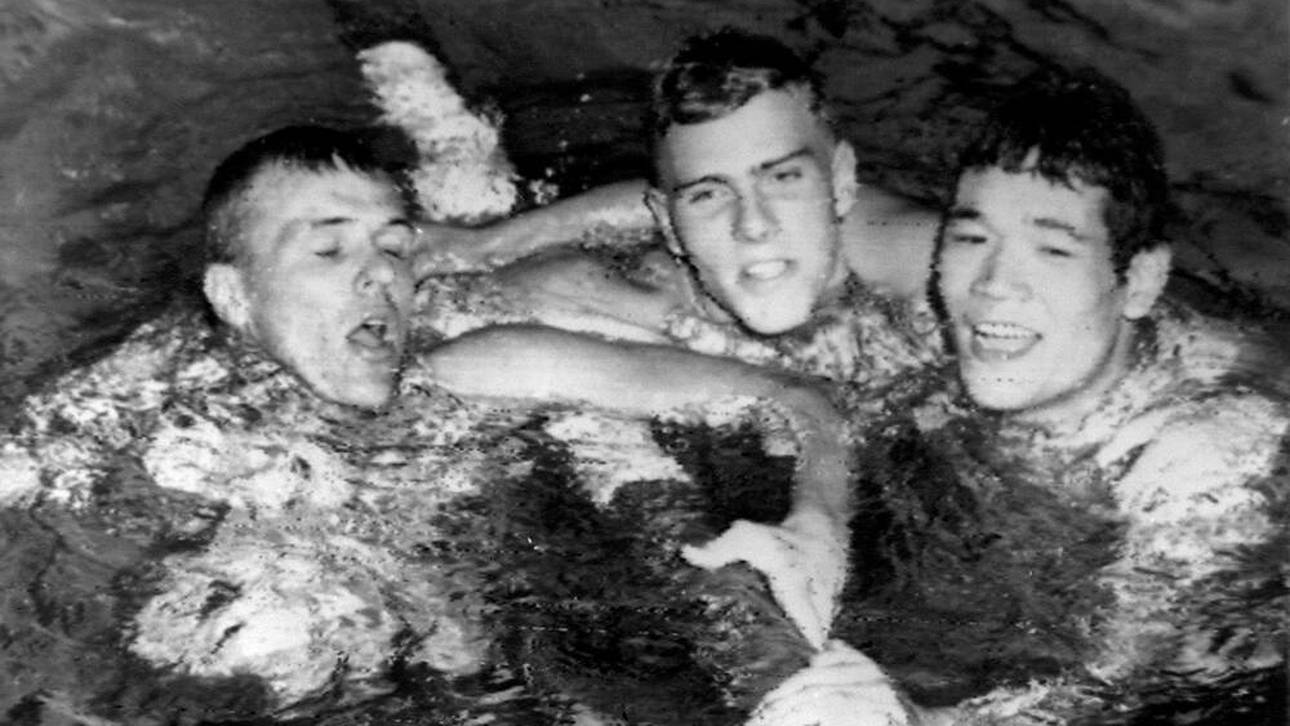 Murray Rose (M.) nach seinem 400-Meter-Sieg in Melbourne