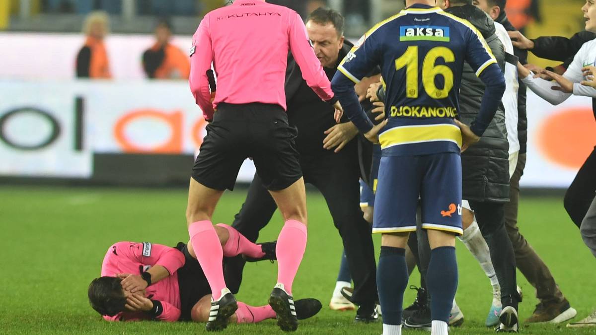 Schlimmer Vorfall in der ersten türkischen Fußball-Liga: Ein Schiedsrichter wird vom Präsidenten des MKE Ankaragücü tätlich angegriffen.