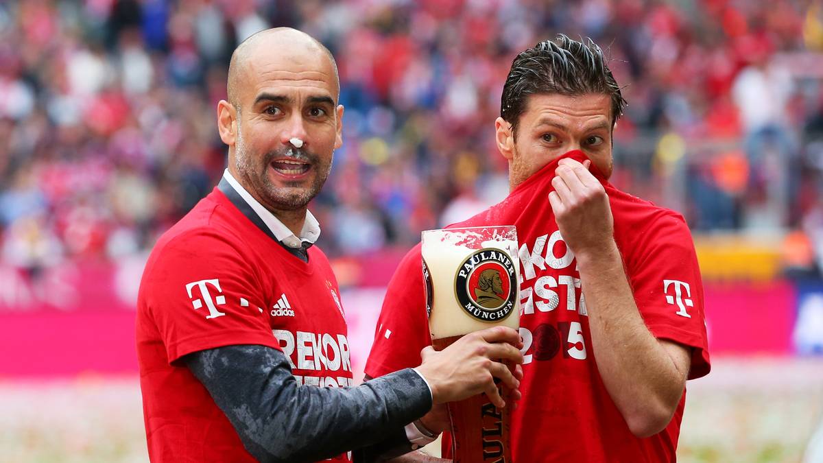 Doch Guardiola ist auf die Bierduschen deutlich besser vorbereitet als im Jahr zuvor