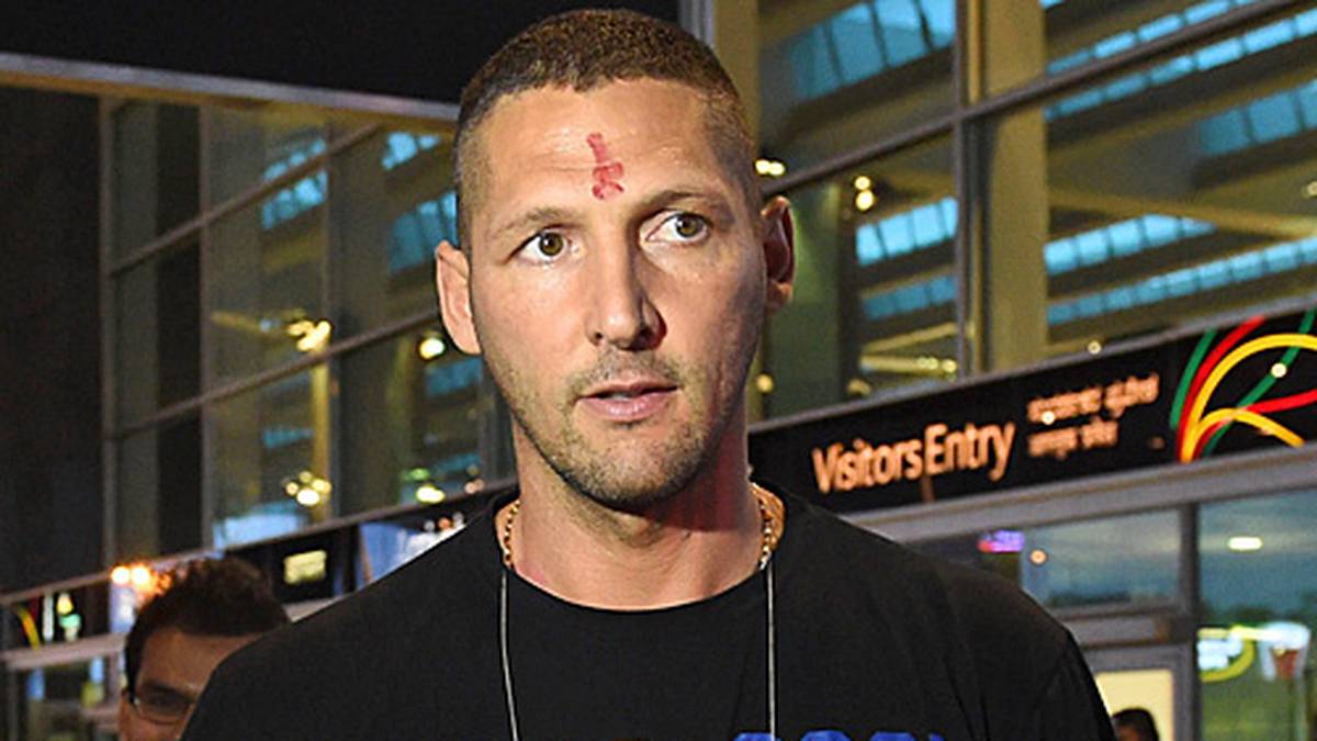 Es ist Marco Matarazzi. Der Mann, der Zinedine Zidane im WM-Finale 2006 zum Ausrasten bringt, ist bei den Titans als Spielertrainer eingeplant. Mal sehen, wozu der Italiener mit 41 Jahren noch in der Lage ist. Nicht überliefert ist, was es mit der roten Farbe bei Matarazzi auf sich hat, die keineswegs ein Stirnpunkt ist 