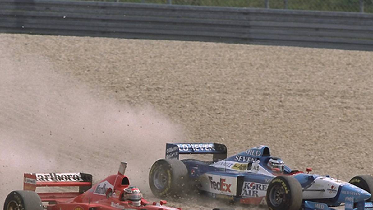 Auch mit Michael Schumacher kreuzen sich die Wege Bergers - hier beim Großen Preis von Luxemburg auf dem Nürburgring 1997