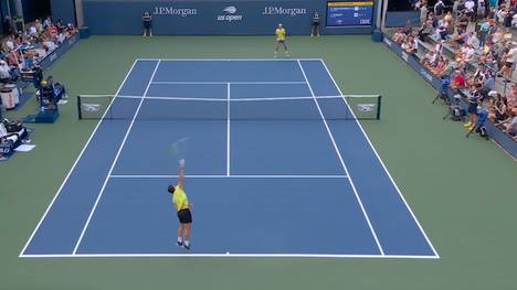 In der Erstrundenpartie zwischen Jan-Lennard Struff und Ugo Carabelli kommt es zu einer kuriosen Szene. Ein völlig misslungener Aufschlag des Argentiniers fliegt gefährlich in Richtung Zuschauer und sorgt für Aufsehen.