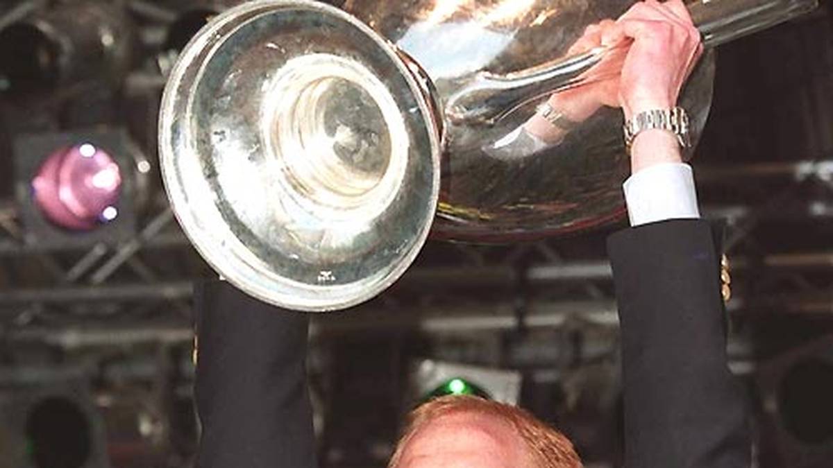 In Dortmund sammelt er mit Abstand seine meisten Titel: Er wird zweifacher Deutscher Meister (1995 und 1996), Champions-League-Sieger (1997), Weltpokalsieger (1997) und steht im Finale des UEFA-Cups (1993). Doch fast genauso wichtig: Ottmar Hitzfeld fördert seine strategischen Fähigkeiten optimal