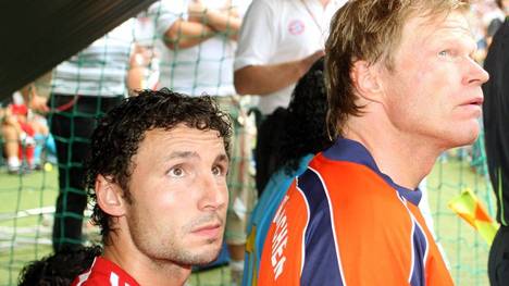 Mark van Bommel (li.) und Torwart Oliver Kahn bei Mehmet Scholls Abschiedsspiel