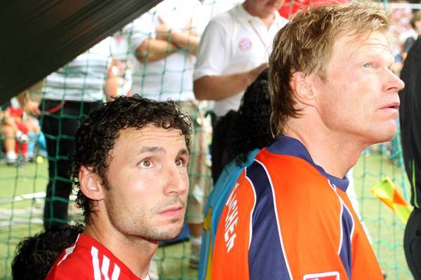 Als Kahn van Bommel fast die Nase brach