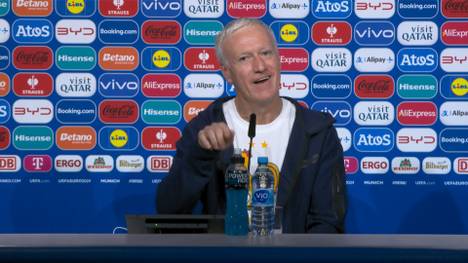 Angesprochen auf den Ergebnisfußball von Frankreich foppt der französische Nationaltrainer Didier Deschamps einen schwedischen Reporter.