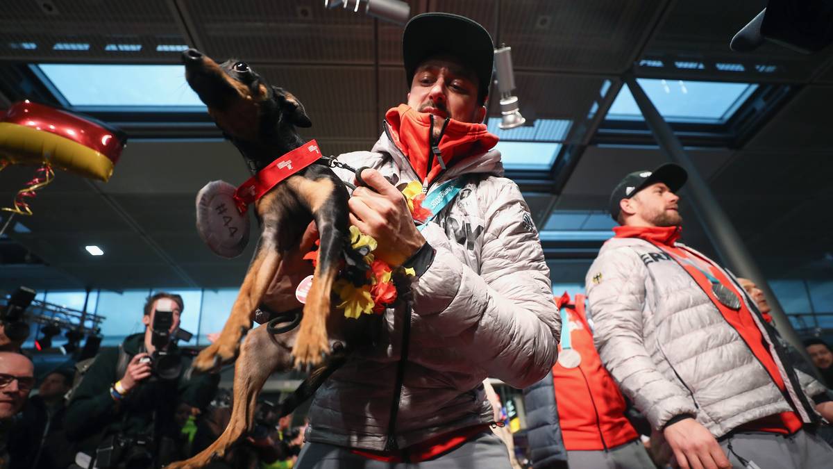 Trotzdem hat der Mannheimer noch eine Hand frei, um Autogramme zu schreiben