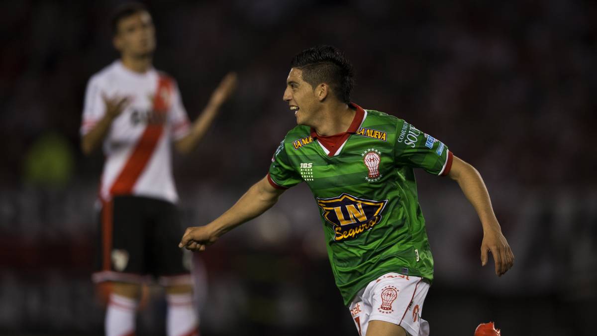 Wegen seiner Schnelligkeit, Dribbelstärke und nicht zuletzt seiner Herkunft wird der 21 Jahre alte Argentinier mit PSG-Star Angel Di Maria verglichen. Der Rechtsaußen glänzte in der zurückliegenden Saison mit 16 Scorerpunkten für den argentinischen Klub CA Huracan und zögerte keine Sekunde, als Villarreal ihm den Schritt nach Europa ermöglichte