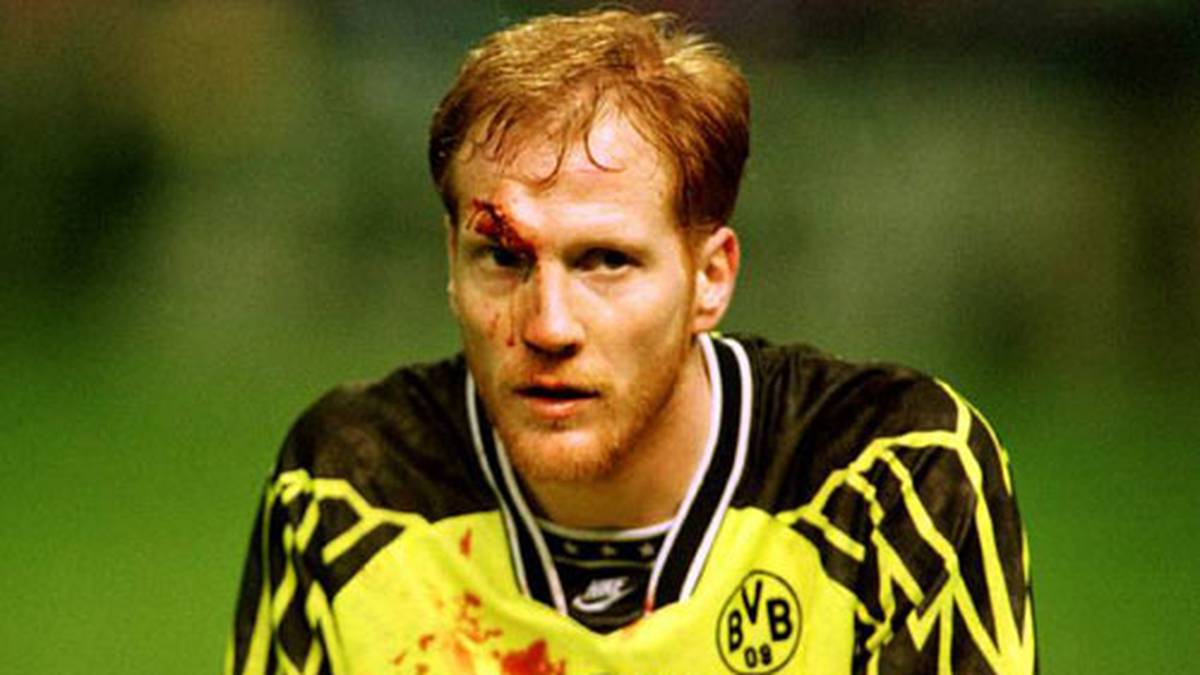 Härte kennt Sammer nicht nur gegenüber dem Gegner, sondern auch gegenüber sich selbst: 1994 zieht er sich im Spiel gegen Borussia Mönchengladbach eine klaffende Wunde über der Augenbraue zu. Die Wunde lässt er sich provisorisch an der Seitenlinie zutackern - ohne Betäubung