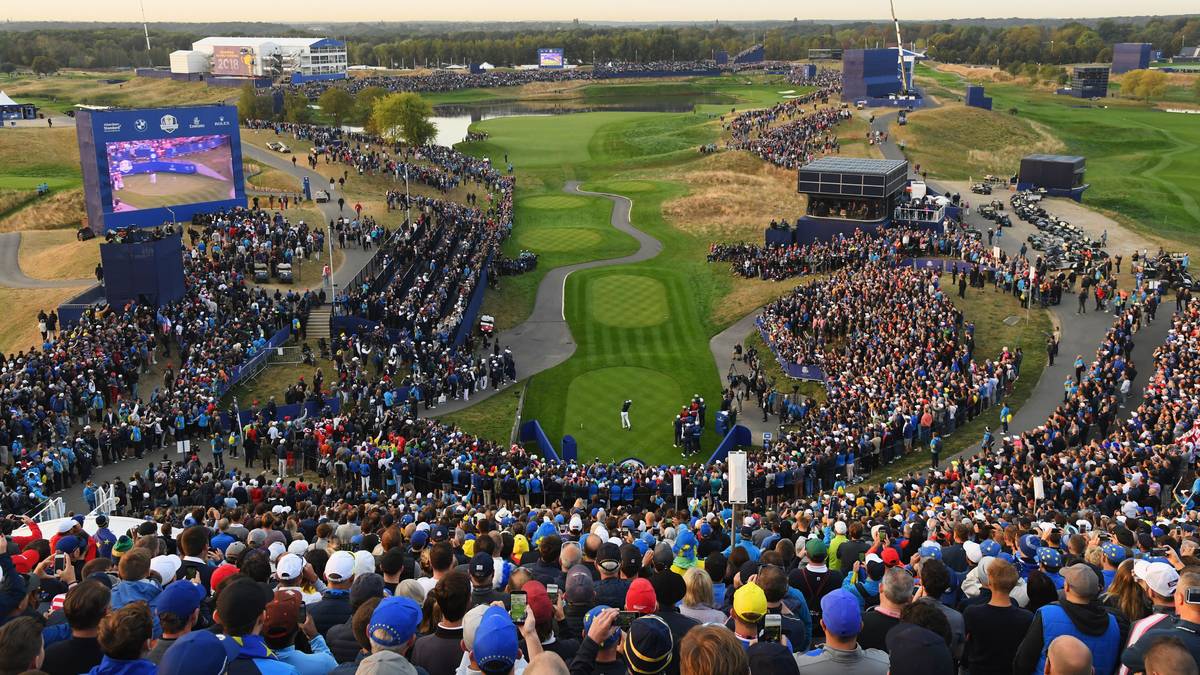 Die Kulisse beim Ryder Cup ist beeindruckend! Während die ersten Bälle des Wochenendes im Spiel sind, grölen Fans ihre Idole lautstark nach vorne
