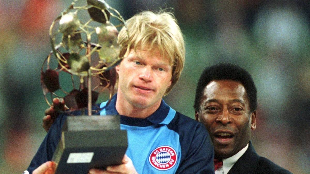 2001: OLIVER KAHN: ...und im darauffolgenden Jahr neben der Meisterschaft die Champions League. Auch zum Welttorhüter wird er 2001 gewählt