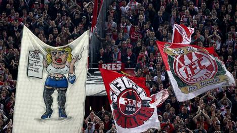 Bei Hoffenheims Spiel in Köln wurde Dietmar Hopp auf Plakaten beleidigt