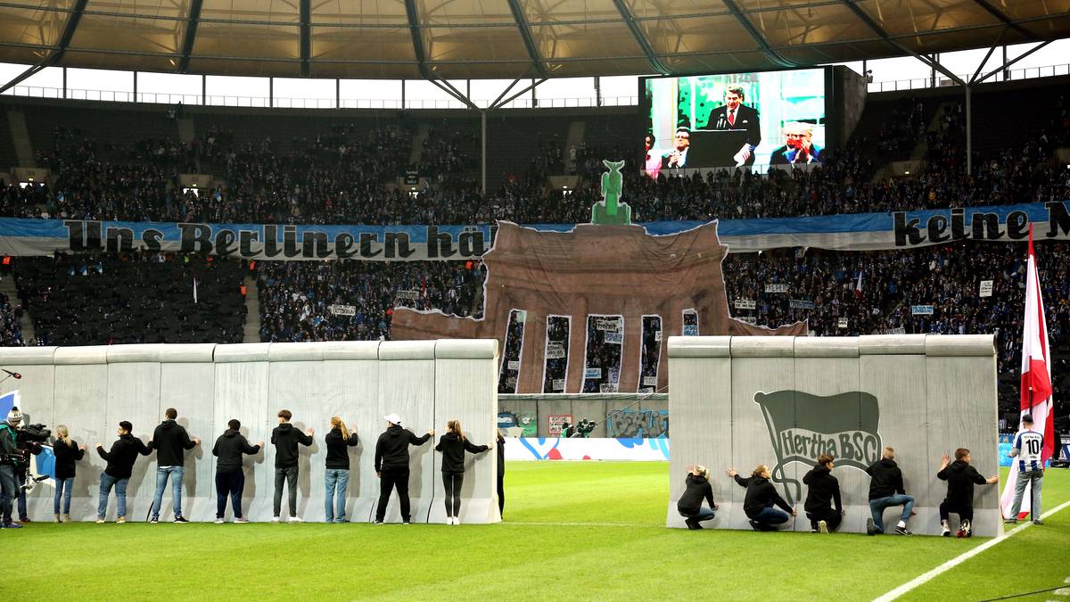 Als die Mannschaften einlaufen, steht die Wiederholung des 9. November 1989 kurz bevor