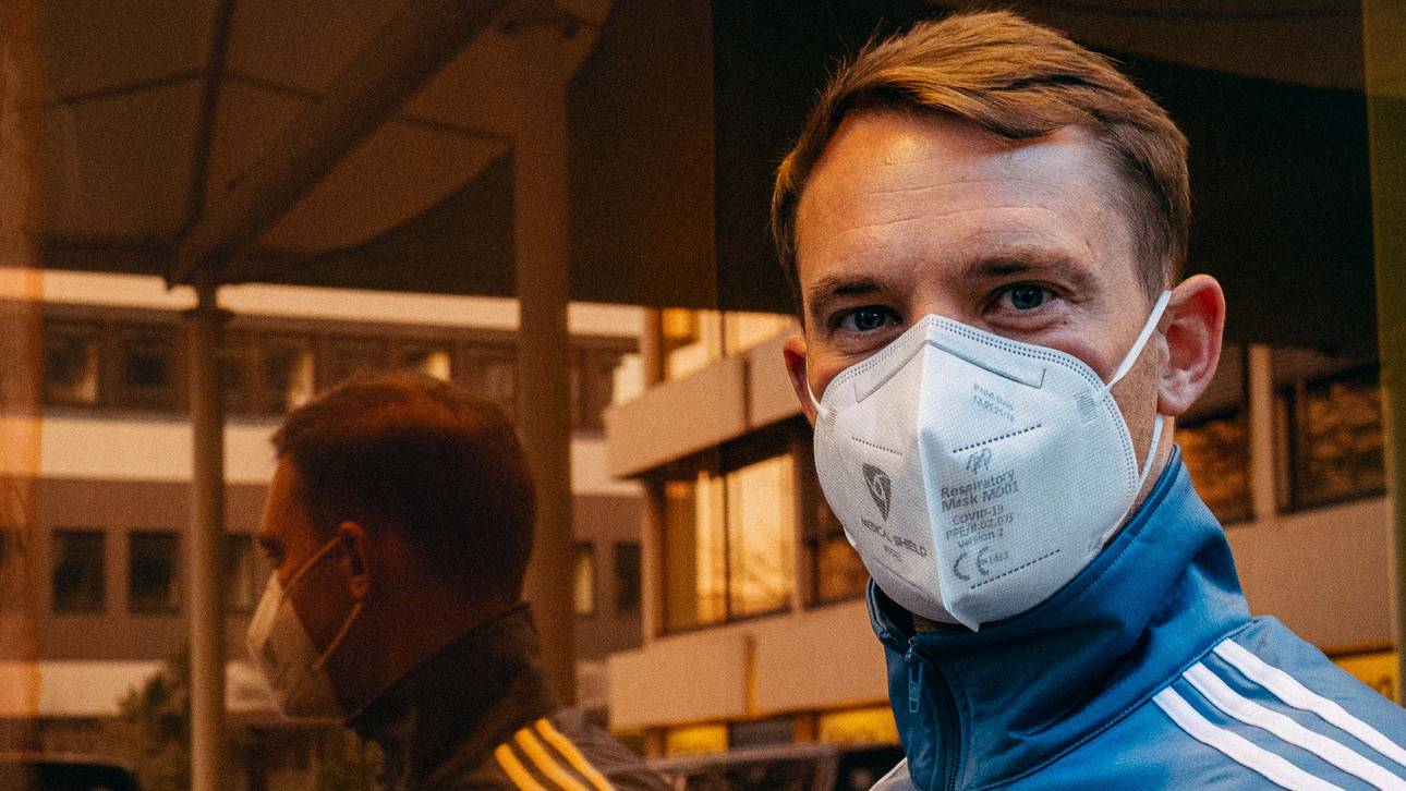 Mittels QR-Code können sich Sportler wie Manuel Neuer am Sportplatz registrieren. Kontakte bleiben so auf dem Vereinsgelände nachverfolgbar