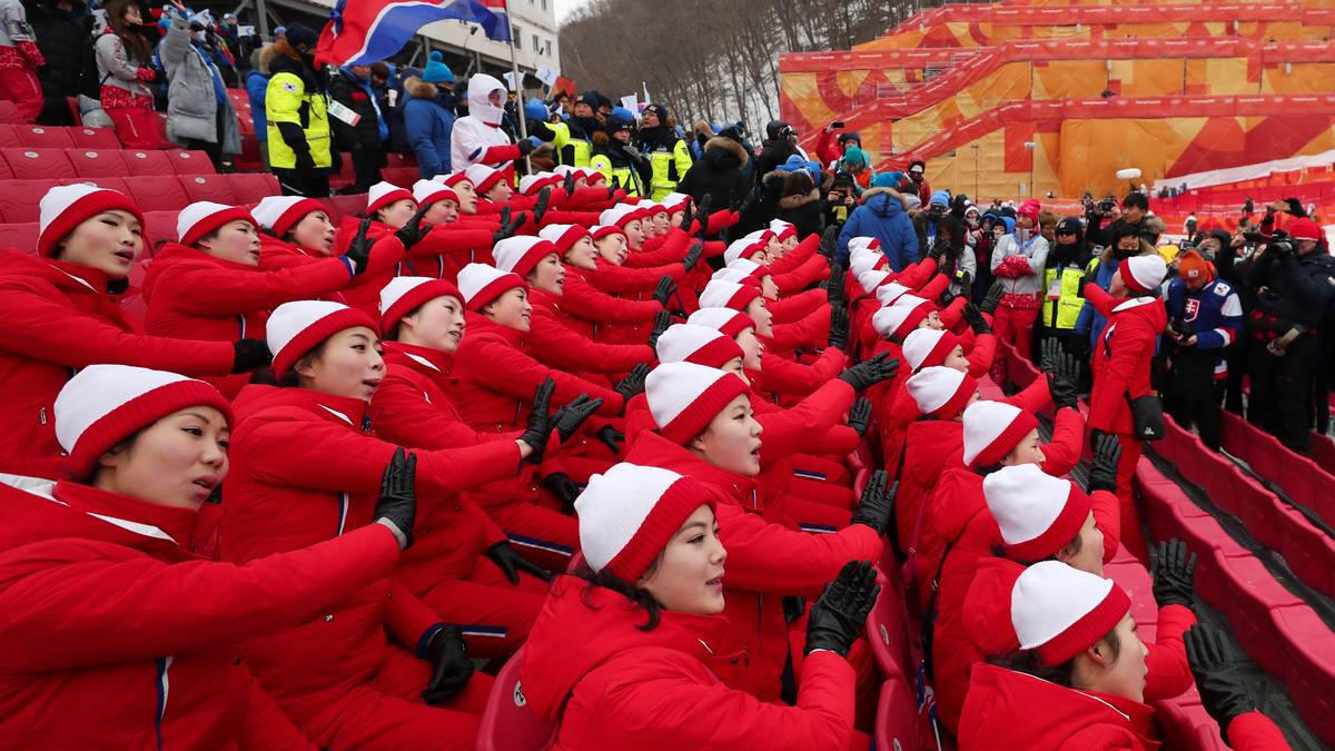 Im Kommunismus zählt das Kollektiv. Das zeigen die Anhänger Nordkoreas auch bei den Olympischen Spielen und sorgen mit ihren Auftritten bei diversen Wettbewerben für Staunen und Stirnrunzeln
