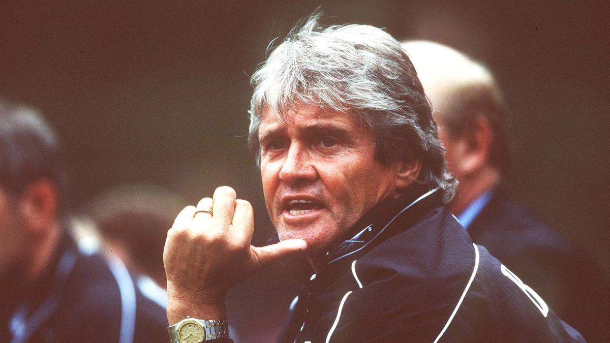 FRIEDEL RAUSCH: Friedel Rausch ereilt wohl die kurioseste Verletzung auf einem Profi-Fußballplatz. Im Jahr 1969 bei Schalke spielend, beißt ihm der Schäferhund eines Ordners in den Allerwertesten, als beim Derby in Dortmund ein kleiner Tumult bei den Zuschauern ausbricht. Die Ordnungshüter sind nicht mehr Herr der Lage, und der Hund sieht in Rausch ein gefundenes Fressen