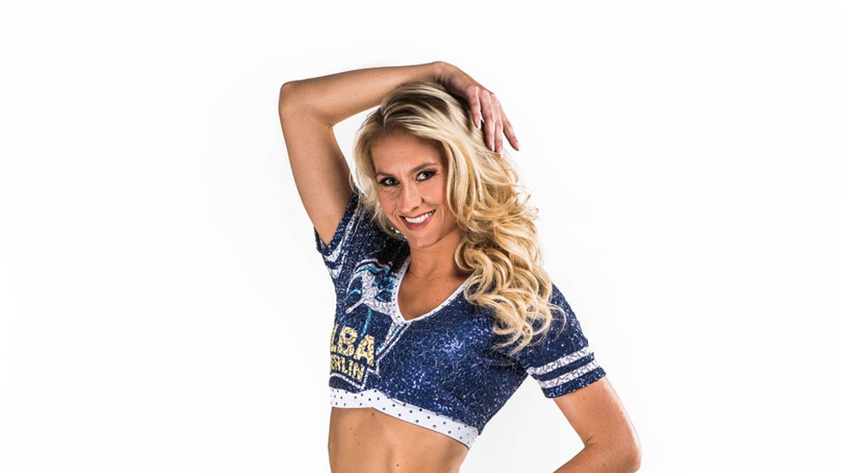 Flugbegleiterin Colle ist auf der ganzen Welt unterwegs. Und auch für ALBA ist ihr als echtem Berliner Kind kein Weg zu weit. Ihr Team sieht sie bereits als zukünftigen Deutschen Meister.